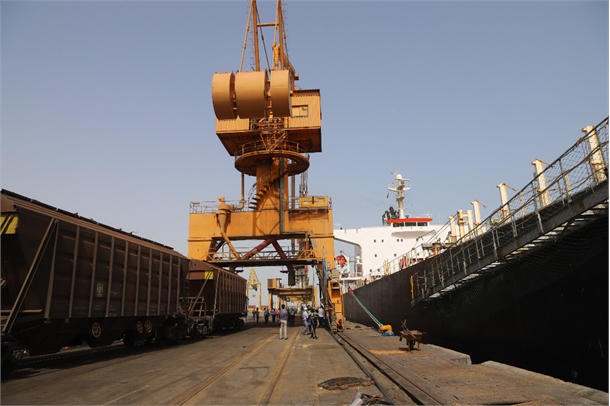 حمل مستقیم غلات از کشتی به قطار در بندر شهید رجایی