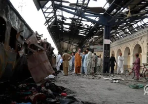 حمله انتحاری به قطار در جنوب‌غرب پاکستان؛ دست‌کم ۲۴ نفر کشته شدند