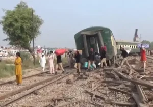 خروج قطار رحمان بابا اکسپرس از ریل در پاکستان با ده ها زخمی