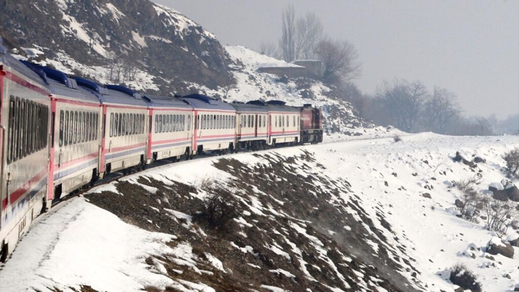 ۱۰ ساعت حبس مسافران در قطار قم-مشهد